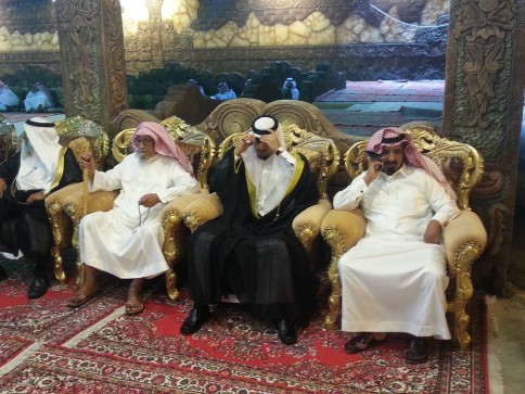 العريس سعد المالكي يتوسط والده وجده احمد بن صالح المالكي