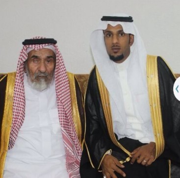 العريس عزام  مع جده الشيخ محمد بن عازب المالكي (1)