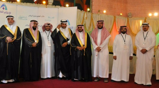 المرشد ود.الظافري يتوسطان عدد من المكرمين