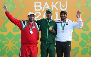 المطيري ولاعبي المنتخب الإماراتي متوجين بالميداليات (1)