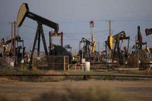 النفط يهبط مع ارتفاع المخزونات الأمريكية
