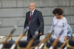 باليكا مبيتي رئيسة برلمان جنوب افريقيا بجانب الرئيس جاكوب زوما في كيب تاون - صورة من أرشيف رويترز.
