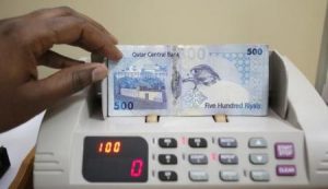 أوراق مالية فئة 500 ريال قطري في الدوحة. أرشيف رويترز