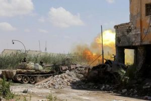 دبابة تابعة للجيش الوطني الليبي تطلق النار على مقاتلين إسلاميين أثناء اشتباكات معهم في معقلهم الأخير في بنغازي بشرق ليبيا في يوم 17 يوليو تموز 2017. تصوير عصام الفيتوري - رويترز.