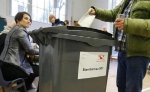 ناخب يدلي بصوته في الانتخابات العامة الهولندية بلاهاي يوم الأربعاء. تصوير: مايكل كورين - رويترز.