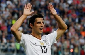 لارس شتيندل لاعب منتخب المانيا يحتفل باحراز هدف في مرمى تشيلي خلال نهائي كأس القارات لكرة القدم يوم الاحد. تصوير: جريجوري دوكور - رويترز.