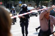 شرطي يؤمن منطقة في شارع الشانزليزيه بعد واقعة في باريس يوم الاثنين. تصوير: شارل بلاتيو -رويترز