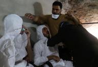 رجل يتنفس عبر قناع الأكسجين وآخر يتلقي علاجا اثر هجوم بالغاز في بلدة خان شيخون في إدلب بسوريا يوم 4 ابريل نيسان 2017. تصوير: عمار عبد الله - رويترز.