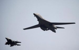 قاذفة بي-1 بي الأمريكية (في اليمين) تحلق فوق قاعدة أوسان الجوية في بيونجتايك في كوريا الجنوبية يوم 13 سبتمبر أيلول 2016. تصوير كيم هونج لي - رويترز.