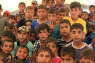 أطفال عراقيون مشردون داخل فصل دراسي أقامته منظمة الأمم المتحدة للطفولة يونيسيف بمخيم حمام العليل جنوبي الموصل بالعراق يوم 23 مايو أيار 2017. تصوير: آري جلال - رويترز