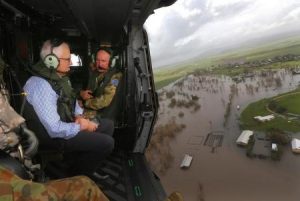 رئيس الوزراء مالكولم ترنبول يتفقد بطائرة هليكوبتر المناطق المتضررة جراء الإعصار ديبي يوم الخميس - صورة لرويترز من ممثل عن وكالات الانباء