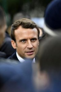 ماكرون خلال حدث ضمن حملته الانتخابية بالقرب من باريس يوم الخميس. صورة لرويترز من ممثل لوكالات الأنباء.