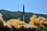 تجربة إطلاق صاروخ عابر للقارات في صورة غير مؤرخة نشرتها وكالة الأنباء المركزية الكورية في بيونجيانج يوم 5 يوليو تموز 2017. صورة لرويترز. لم تتمكن رويترز من التحقق بشكل مستقل من الصورة. يحظر استخدام الصورة في كوريا الجنوبية.