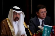 وزير الطاقة السعودي خالد الفالح ونظيره الروسي ألكسندر نوفاك (يمينا) في مؤتمر صحفي مشترك في بكين يوم الاثنين - رويترز