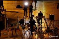 عناصر من قوات الأمن الاسرائيلية أثناء إزالة بوابات للكشف عن المعدن في الحرم القدسي يوم الثلاثاء. تصوير: عمار عوض - رويترز.