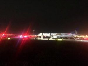 طائرة يونايتد إيرلاين على مدرج الطائرات في مطار نيوأرك بعد اشتعال النيران في محركها حسبما قالت الإدارة الاتحادية للطيران يوم الثلاثاء. (صورة لرويترز من الإدارة الاتحادية للطيران ويتم توزيعها كما تلقتها رويترز كخدمة لعملائها. هذه الصورة للأغراض التحريرية فقط. ليست للبيع ولا يسمح باستخدامها في حملات تسويقية أو إعلانية).