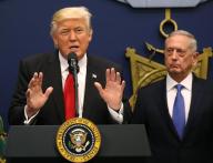 الرئيس الأمريكي دونالد ترامب يتحدث وبجواره وزير الدفاع جيمس ماتيس في واشنطن يوم 27 يناير كانون الثاني 2017. تصوير: كارلوس باريا - رويترز
