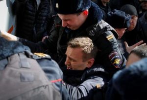 الشرطة تعتقل أليكسي نافالني وهو زعيم بارز في المعارضة أثناء تجمع بوسط موسكو دعا إليه نافالني للاحتجاج على الفساد يوم الأحد. تصوير: مكسيم شيميتوف - رويترز