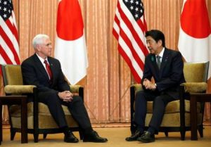 مايك بنس نائب الرئيس الأمريكي أثناء المحادثات مع رئيس الوزراء الياباني شينزو آبي في العاصمة اليابانية طوكيو يوم الثلاثاء. تصوير كيم كيونج هون - رويترز.