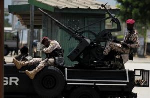 جنود يحرسون موقعا رئاسيا في ابيدجان يوم الجمعة. تصوير: لوك جناجو - رويترز