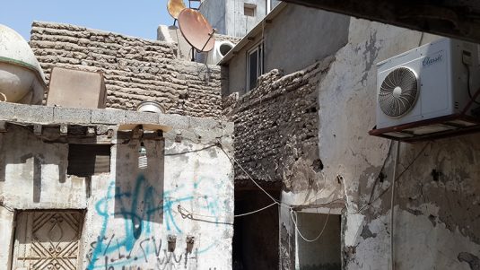 جانب من منطقة وسط العوامية القديمة ذات المباني المتهالكة و المزمع ازالتها وتطويرها