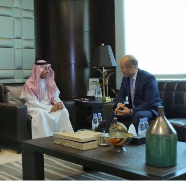 د. علي الغفيص مستقبلا سفير جمهورية قرغيزستان jpg
