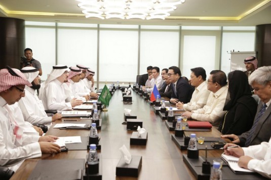 د. مفرج الحقباني ملتقيا وزير العمل الفلبيني اليوم بالرياض