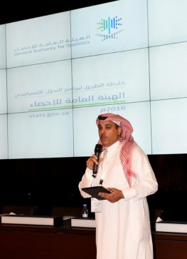 رئيس  الهيئة العامة للإحصاء الدكتور فهد التخيفي خلال احد ورش العمل مع شر...