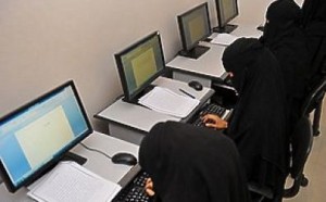 سعوديات أمام الحواسب