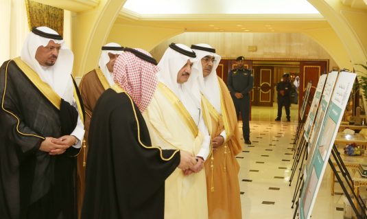 سمو امير الشرقية يستعرض مشاريع الامانة