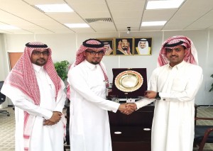 شقيق المعلمة منصور  يتسلم التكريم