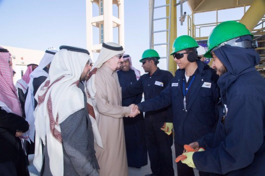 صورة - وزير العمل يقف ميدانيا على تجربة سعوديين يتدربون في مجالات الإنشاءات والحفر والتنقيب عن النفط.
