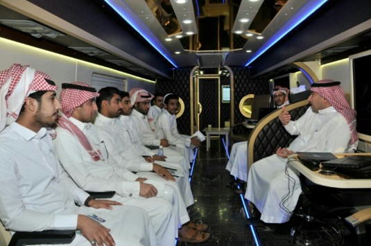 عدد من الباحثين عن عمل خلال تواجدهم بالفرع المتنقل
