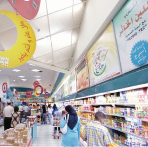 متسوقون-يبتاعون-مواد-غذائية-من-أحد-المراكز-التجارية-في-عمان-خلال-شهر-رمضان-الماضي