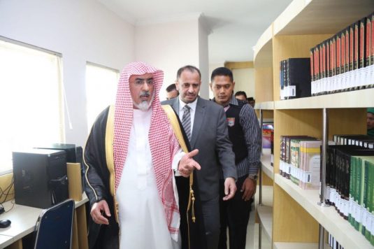 مدير جامعة الإمام يدشن الركن الثقافي السعودي في جامعة أحمد دحلان بجوكجاكرتا الإندونيسية7