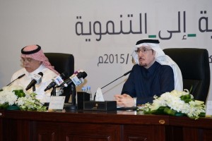 معالي وزير العمل الدكتور مفرج الحقباني أثناء توقيع اتفاقيه من الرعوية إل...