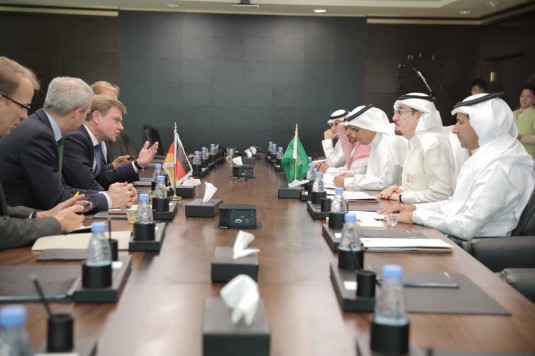 معالي وزير العمل والتنمية الاجتماعية ملتقيا عضو البرلمان الألماني